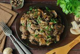 Мясо с грибами и гарниром